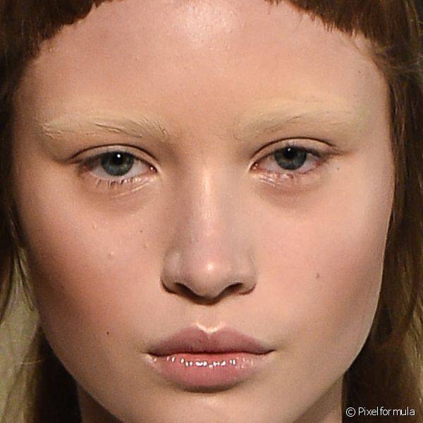 Iris Van Herper levou as passarelas uma maquiagem neutra, com sobrancelhas com efeito apagado e ma??s do rosto com blush rosado